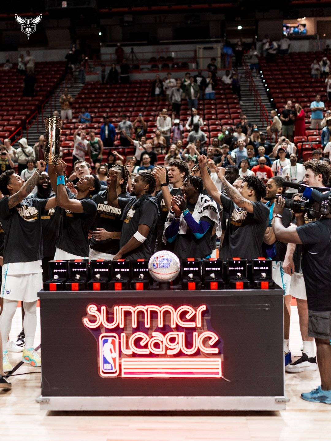 黄蜂队赢得了夏季联赛冠军 并在决赛中获得21分 黄蜂队赢得了夏季联赛冠军 并在决赛中获得21分